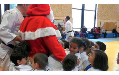 Visite du Père Noël aux Cours  du  Babyjudo